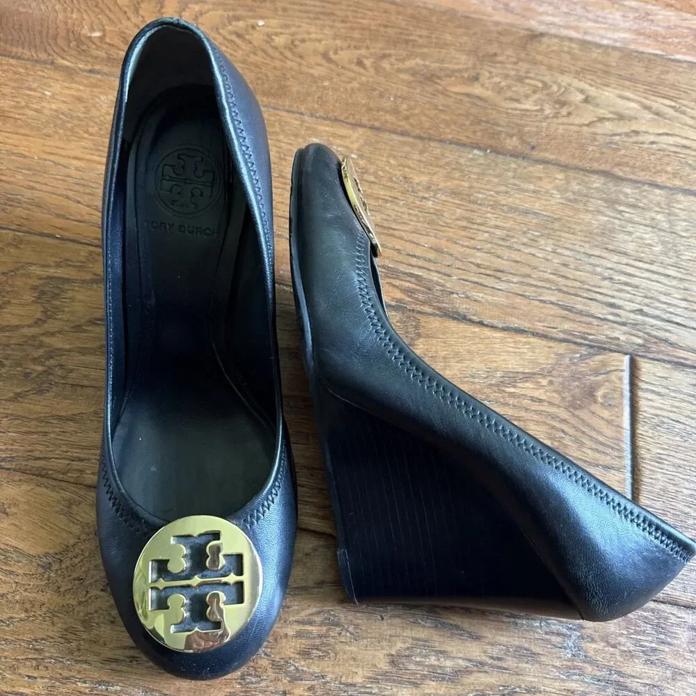 Tory Burch Sophie Wedges Black Leather Gold Tone Logo Emblem Heels 8 M